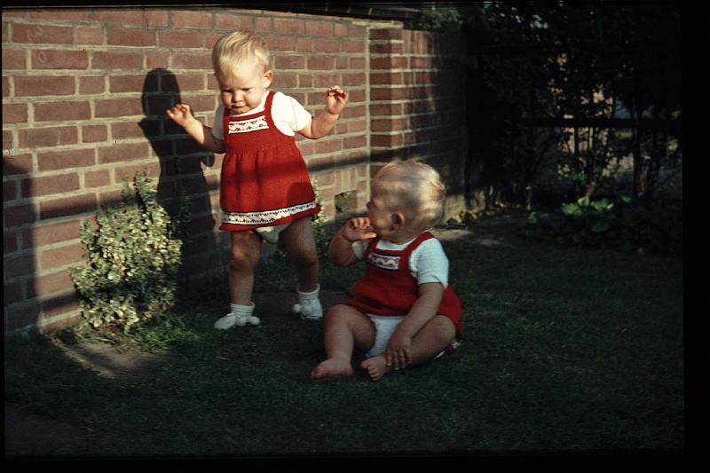 04.Delft sep 1964 Brigitte,Marion.JPG